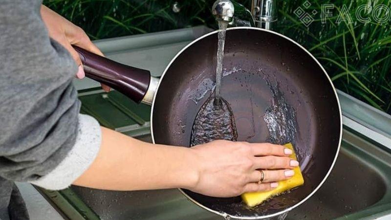 Hướng dẫn vệ sinh chảo đá Trung Quốc đúng cách 