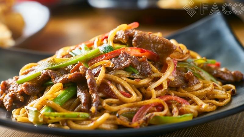 Mì xào thịt bò rau củ