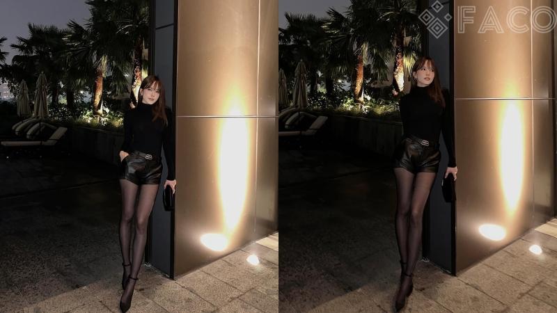Áo thun cổ lọ và quần short da 