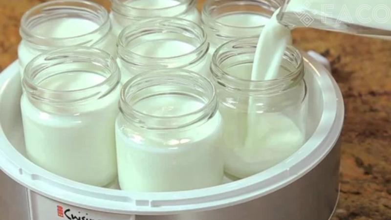 Đổ sữa chua vào hũ và ủ 