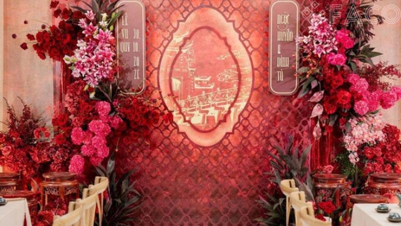 Không gian lễ ăn hỏi được trang trí ấm cúng, mang tông đỏ chủ đạo
